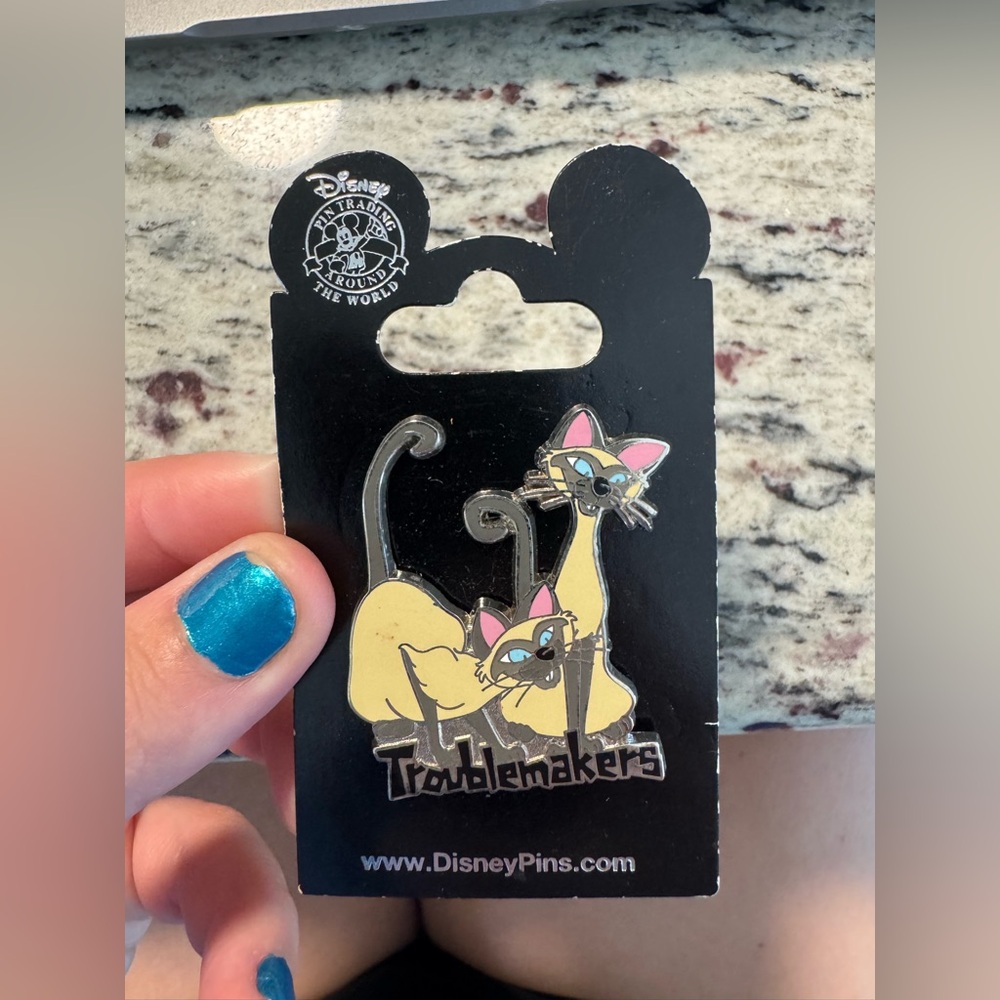 Disney Siamese cats pin